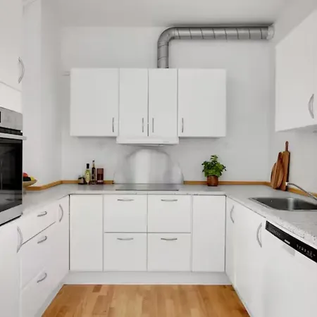 Πανσιόν 2-værelses Med Parkplads Privat Balkon *